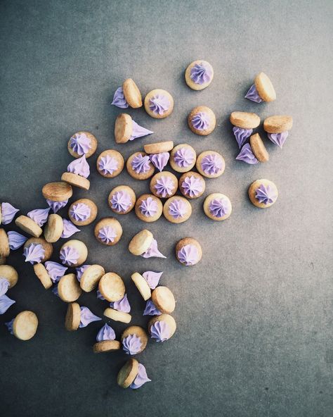 Iced Gems, Purple Food, Meringue Cookies, Gold Pineapple, Mini Cookies, An Egg, Dessert Bars, Cookie Bars, Butter Cookies