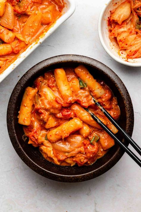 Spicy Kimchi 'Feta Pasta' (Korean Inspired) - Okonomi Kitchen Kimchi Dishes, Kimchi Soup Recipe, Kimchi Pasta, Kimchi Recipes, Okonomi Kitchen, Spicy Kimchi, Korean Vegan, Kimchi Recipe, Korean Cooking