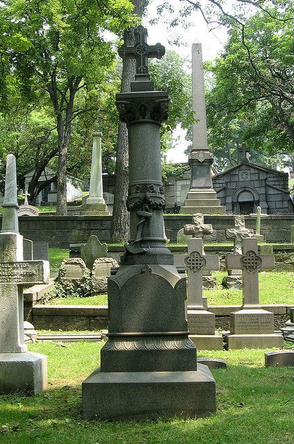 John Astor IV, RMS Titanic disaster victim in Trinity Churchyard, NY John Jacob Astor Iv, John Jacob Astor, Real Titanic, Titanic Photos, Titanic Artifacts, Famous Tombstones, Titanic Facts, Titanic History, Famous Graves