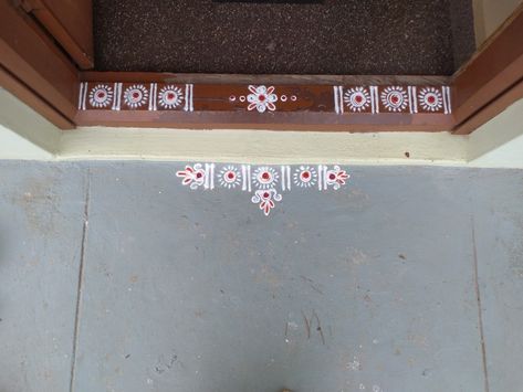 Easy border rangoli design for doorstep Doorstep Rangoli Border, Rangoli Designs For Door Border, Rangoli Door Border, Door Step Rangoli Designs, Door Rangoli Designs, Door Border Rangoli Designs, Doorstep Rangoli, Creative Rangoli Designs, Creative Rangoli