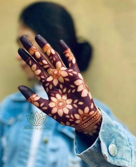 Mehndi Designs On Small Hands, Stylish Mehendi Designs For Hands Palm, Mehndi Designs In Small Hands, Mehendi On Small Hands, Mehndi Designs Girls Stylish, Cute Simple Mehndi Designs, Mehandi For Small Hands, Flower Mehandi Designs Easy, Small Palm Mehndi