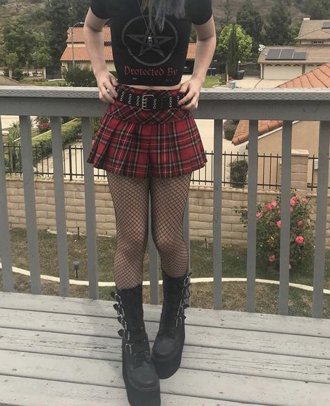 Summer Goth Outfits Skirt, Punk Outfits Skirt, Skirt Goth Outfit, Punk Skirt Outfit, Egirl Skirt, Punk Summer Outfits, Checkered Skirt Outfit, Black Pleated Skirt Outfit, Goth Summer Outfits