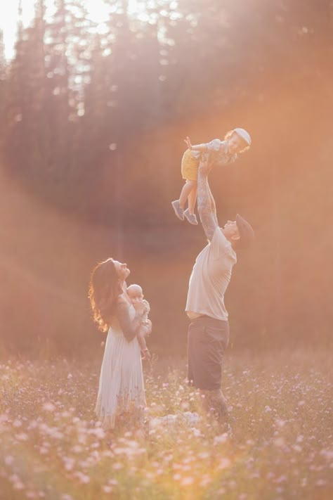 Outdoor Newborn Photos, Outdoor Newborn Photography, Newborn Family Pictures, Cute Family Pictures, Family Photos With Baby, Family Photoshoot Poses, Newborn Family Photos, Sibling Photography, Sibling Photos