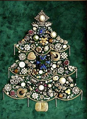 Jewelry Tree Diy How To Make, Vintage Jewelry Tree Diy, Vintage Jewelry Christmas Tree Tutorial, Art From Old Jewelry Diy Projects, Vintage Jewelry Crafts Ideas, Art From Old Jewelry, Things To Make With Old Jewelry, Crafts With Old Jewelry, Jewelry Tree Art