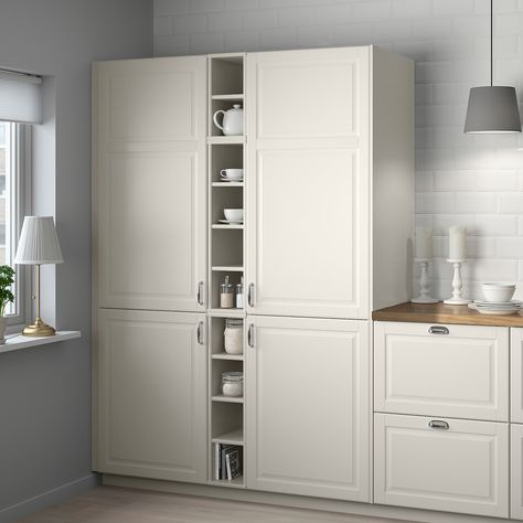 Usa il mobile a giorno in uno spazio stretto per mettere in mostra gli oggetti a cui tieni di più, oppure completalo con dei contenitori. La serie TORNVIKEN include elementi a giorno che donano un tocco di stile alla tua cucina. Kitchen Pantry Cabinet Ikea, Pantry Cabinet Ikea, White Kitchen Pantry Cabinet, Dapur Ikea, White Kitchen Pantry, Cabinets Ikea, Ikea Pantry, Organiser Cucina, Ikea Kitchens