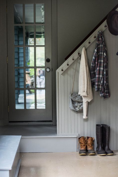 An Unexpected (& Seemingly Counterintuitive) Foyer Trick to Make Your Home Feel Bigger Hallways Ideas, Peg Rail, Diy Coat Rack, Shaker Pegs, Mud Rooms, Casa Country, Mudroom Design, Basement Stairs, Summer Porch