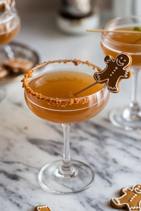 A photo of a  Gingerbread Martini a winter cocktails Ginger Snap Cocktail, Christmas Cocktails Gingerbread, Gingerbread Gin Cocktail, Cute Holiday Cocktails, Winter Vodka Drinks, Gingerbread Drinks Alcohol, Gingerbread Margarita, Winter Martini, Gingerbread Cocktail