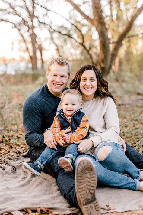 Fall Family Photo Ideas | Dallas Family Photographer | Fort Worth Family Photographer | Family of 3 Pose Ideas Fall Family Photo Ideas, Cute Family Photos, Family Photos With Baby, Family Photoshoot Poses, Family Photo Ideas, Fall Family Portraits, Family Portrait Poses, Fall Family Photo Outfits, Family Picture Poses