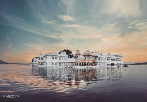 Udaipur Aesthetic, Taj Lake Palace Udaipur, Lake Palace Udaipur, Taj Lake Palace, Palace Photography, Wedding Honeymoon, Boat Ride, Udaipur, Aesthetic Images