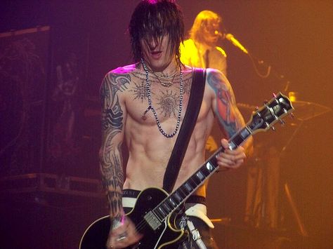 GNR concert....Richard Fortus Richard Fortus, Izzy Stradlin, 80s Poster, Guitar Players, Guitar Player, Zeppelin, Rock N Roll, Rocker, Fangirl