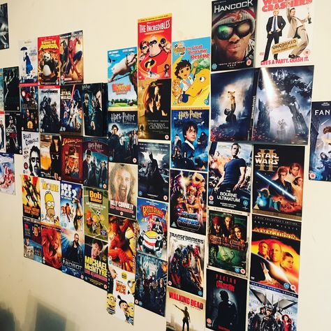 Using old dvd covers to create a wall of movies instead of paint or wallpaper.  PVA glue to stick and varnish. Movie Poster Wall Decor Ideas, Movie Poster Wall Bedroom, Dvd Wallpaper, Movie Poster Display, Movie Wall Decor, Dvd Art, Deco Cinema, Movie Poster Room, Football Rooms