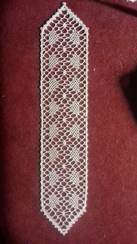 Bobbin Lacemaking, Bobbin Lace Christmas, Lace Trees, Bobbin Lace Patterns, Calf Tattoo, Lace Heart, Lace Jewelry, Needle Arts, Bobbin Lace