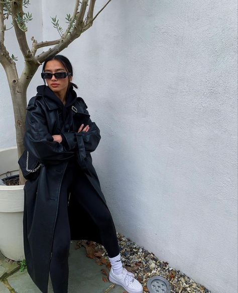 Sweats And Trench Coat, Black Trench Coat Casual Outfit, Black Trent Coat Outfit, Outfits With Long Leather Jackets, Long Dress Outfit Fall, Trench En Cuir Outfit, Leder Trenchcoat Outfit, Leather Long Jacket Outfit, Short Black Trench Coat Outfit