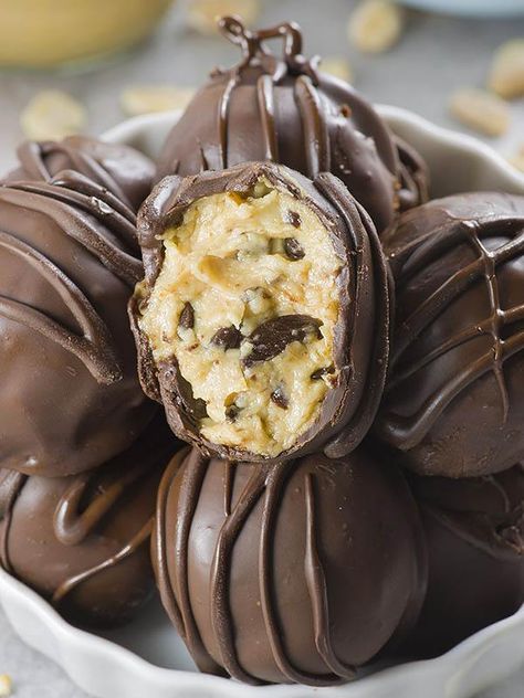 A bunch of Peanut Butter Cheesecake Truffles . Cheesecake Truffles Recipe, Cheesecake Balls, Cheesecake Truffles, Smooth Peanut Butter, Chocolate Peanut Butter Cheesecake, Dessert Truffles, Crunchy Chocolate, Keto Candy, Candy Truffles