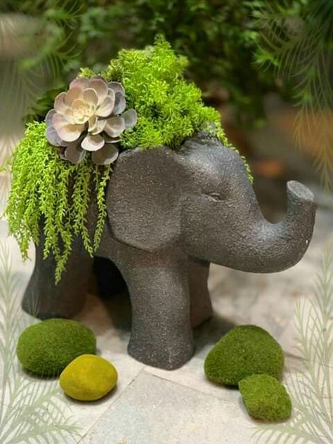 Green Room Decor, Pottery Plant Pot, Cement Garden, Rock Garden Design, Plant Pot Decoration, Animal Planters, Easy Landscaping, Pottery Videos, Head Planters