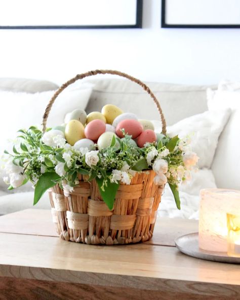 Easter Basket Centerpiece, Diy Easter Basket, Basket Centerpiece, Creative Easter Baskets, Easter Baskets To Make, Decorating Easter Baskets, Basket Centerpieces, Rustic Easter Decor, Easter Crafts For Adults