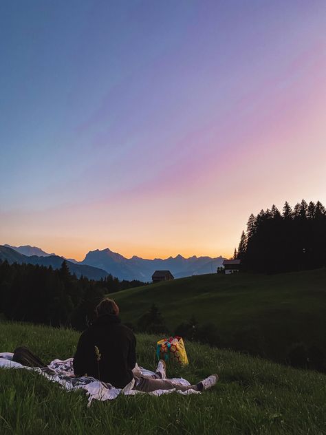 Star Gazing Picnic, Stargazing Date Aesthetic, Picnic Couple Aesthetic, Sunset Date Aesthetic, Night Picnic Aesthetic, Stargazing Picnic, Couple Picnic Aesthetic, Stargazing Aesthetic Couple, Sunset Picnic Date