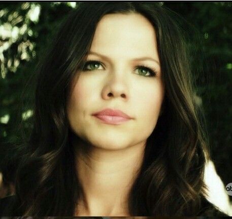 ( 2018 ★ CELEBRITY BIRTHDAY ★ TAMMIN SURSOK ) ��★ Tammin Pamela Sursok - Friday, August 19, 1983 - 5' 5'' 123½ lbs (+ -) 34-25-33 - Johannesburg, South Africa. Jenna Marshall, Pretty Little Liars Season 1, Tammin Sursok, Talk About Me, Ezra Fitz, Celebrity Birthday, Female Image, Pretty Little Liars Fashion, Johannesburg South