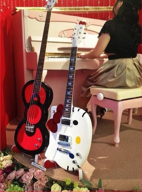 Hello Kitty Guitar, Hello Kitty Merchandise, Instruments Art, Charmmy Kitty, Electric Guitar Design, Guitar Obsession, Unique Guitars, Cool Electric Guitars, Hello Kitty Plush