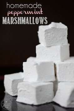 Homemade Peppermint Marshmallows are easy and fun to make, are an outstanding addition to hot chocolate, and you can gift them as a holiday treat. {Self Proclaimed Foodie} Five Minute Fudge, Peppermint Marshmallows Recipe, Moscato Cupcakes, Peppermint Recipes, Microwave Fudge, Peppermint Marshmallows, Recipes With Marshmallows, Homemade Marshmallows, A Silent Voice