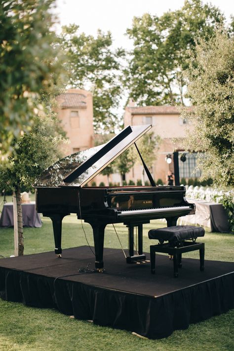 Live Piano Wedding, Piano In Garden, Piano Wedding Decor, Piano At Wedding, Grand Piano Wedding, Wedding Decorations Aesthetic, Live Music Wedding, Wedding Pianist, Piano Wedding