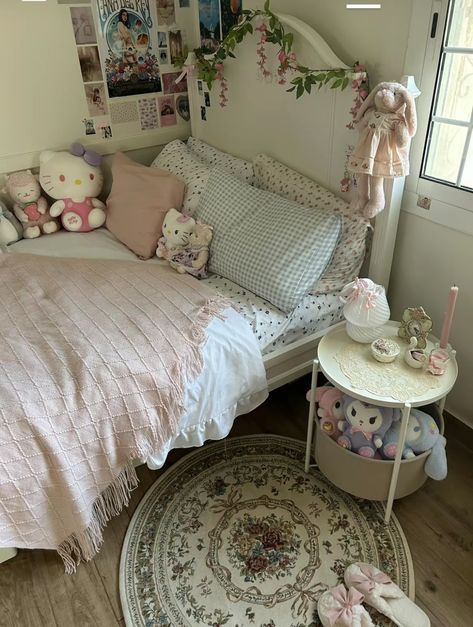 Baby Pink Room Ideas, Bedroom Inspo Simple, Coquette Room Inspiration, Aesthetic Bed Ideas, Pink Dorm Aesthetic, Apartment Guest Bedroom, Downtown Bedroom, Cramped Bedroom, Cute Room Inspo