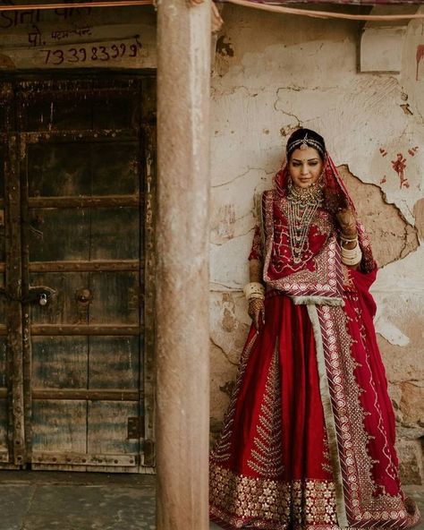 Lehenga Bridal Look, Indian Wedding Bridal Outfits, Red Lehenga Bridal, Nath Designs, Red Bridal Lehenga, Best Indian Wedding Dresses, Rajasthani Dress, Lehenga Bridal, Rajputi Dress