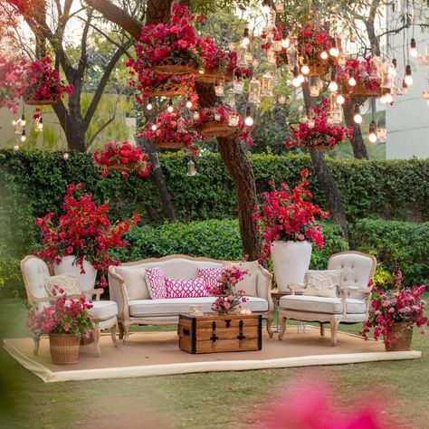 Bougainvillea Decor, Bougainvillea Garden, Asian Wedding Decor, Mehendi Decor Ideas, Reception Stage Decor, Desi Wedding Decor, Luxury Wedding Decor, Wedding Planning Decor, Mehndi Decor