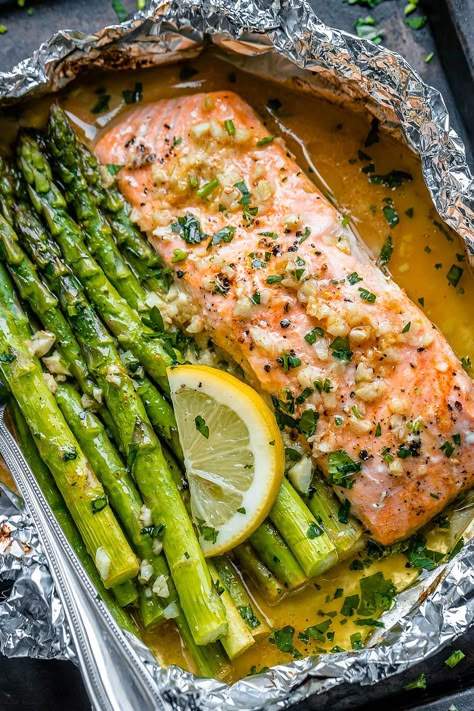 Salmon and Asparagus Foil Packs with Garlic Lemon Butter Sauce - #recipe #eatwell101 #salmon #keto - Whip up something quick and delicious tonight! - #recipe by #eatwell101® Salmon Asparagus Foil, Baked Salmon In Foil, Garlic Lemon Butter Sauce, Salmon In Foil Recipes, Baked Salmon And Asparagus, Delicious Salmon Recipes, Salmon In Foil, Foil Packs, Foil Pack Meals