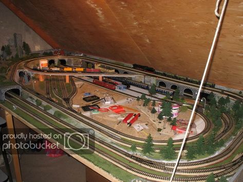 Baanontwerpen voor iedereen. (graag alleen ontwerpen ,discussies op eigen topic) Train Track Layout, Ho Scale Train Layout, N Scale Model Trains, Model Railway Track Plans, Railway Track, Ho Scale Trains, Lego Trains, Rail Road, Train Sets