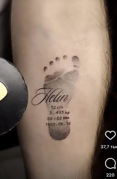 Foot Print Tattoo Design, Newborn Footprint Tattoo Ideas, Baby Foot Tattoo, Baby Foot Print Tattoo, Grandkids Tattoos, Enzo Tattoo, Baby Hand Tattoo, Foot Print Tattoo, Tattoo For Dad