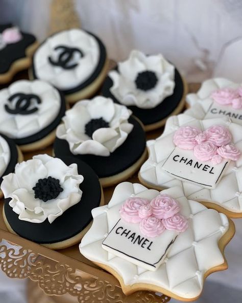 Chanel Cookies, Paris Cookies, Graduation Party Desserts, Fashion Cupcakes, Biscuit Decoration, Happy Birthday Cookie, Iced Biscuits, Cookies Pastry, Chanel Box