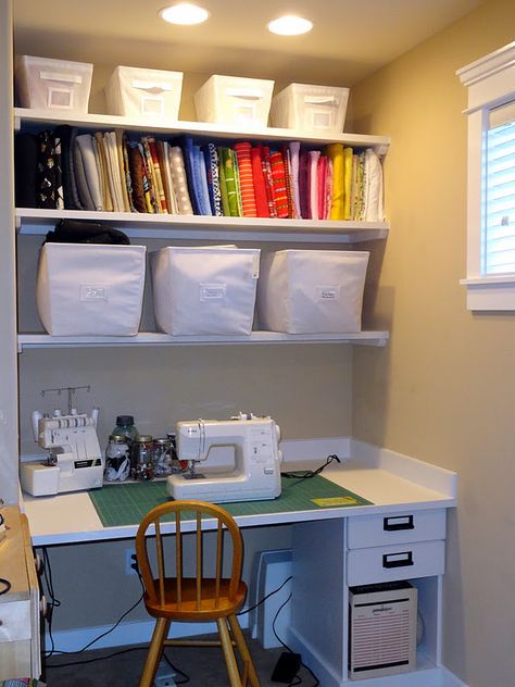 great idea for toy room / my craft area Sewing Closet, Sewing Nook, Closet Room Organizer, Sewing Room Inspiration, Craft Spaces, Craft Closet, Sewing Spaces, Sewing Room Design, Sewing Room Decor