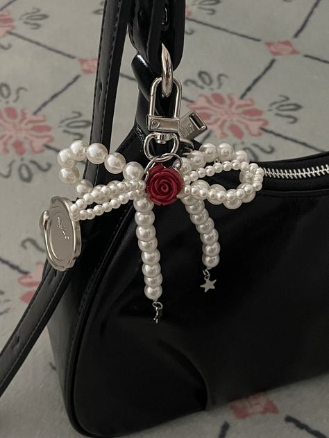 Bow Bag Charm, Bag Charm Trend 2024, Bag Keychain Aesthetic, Bag Charms Aesthetic, Bags Charms, Purse Charms Diy, Accessorizing Outfits, Girls Keychain, Trending Bracelets