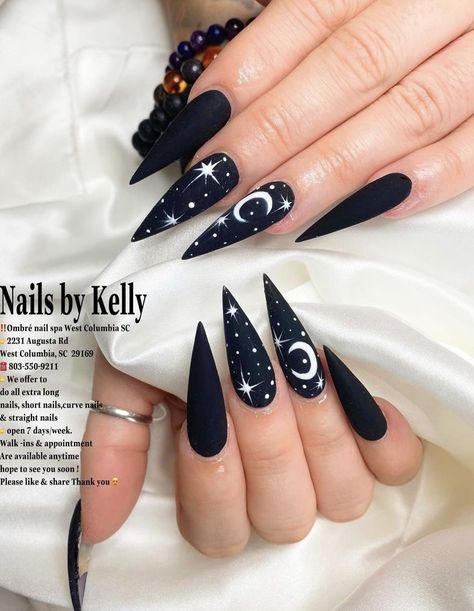 Gothic Almond Nails Designs, Black Nails With Moon And Stars, Black And Gold Heart Nails, Celestial Stilleto Nails, Black Moon And Star Nails, Unique Stilleto Nails, Halloween Moon Nails, Black Nails Moon, Moon Design Nails