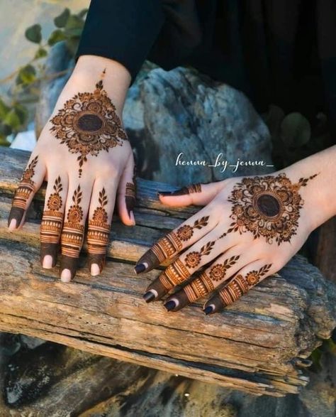 Simple Mhndi Dsgns, Mhndi Dsgns Simple Front Hand Tikki, Mhndi Dsgns Unique Front Hand Simple, Banch Mehndi Design, Patch Mehndi Designs, Hand Mehndi Design Simple, Halloween Couples Costumes, Hand Mehendi, Mehndi Design Simple