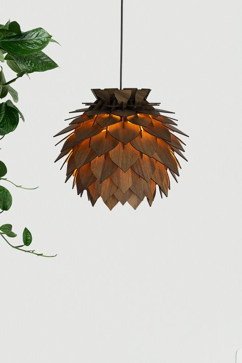 Decorating our homes with natural materials always gives a very special feeling. Our rustic style pine cone chandelier reflects exactly this feeling. Thanks to its completely recycled wood material and careful design, you will feel the warmth of nature in your room. Our chandelier will complement the decoration of your home with its quality lighting and will adapt to your style. Click the link to buy our product and enjoy creating a rustic style home! Pendant Light Dining Room, Rustic Style Home, Light Dining Room, Lamp Wood, Round Ceiling, Wood Pendant Light, Wood Pendant, Wood Material, Chandelier Lamp