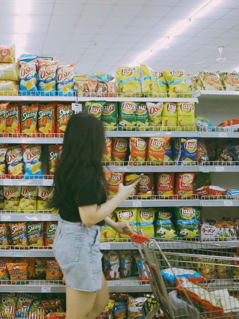 Super Market Aesthetic Photos, Supermarket Aesthetic Pics, Grocery Pose Ideas, Supermarket Photoshoot Aesthetic, Supermarket Outfit, Convince Store, Grocery Aesthetic, Supermarket Aesthetic, Aesthetic Grocery