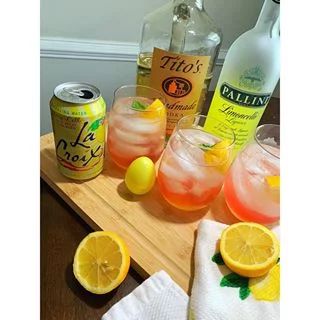 Limoncello LaCroix + Vodka + Limoncello + Cranberry Juice La Croix Recipes, Non Alcoholic Drink Recipes, La Croix Cocktails, Alcoholic Drink Recipes, Vodka Cranberry Cocktail, Limoncello Cocktails, Spring Cocktail, Light Cocktails, Low Carb Cocktails