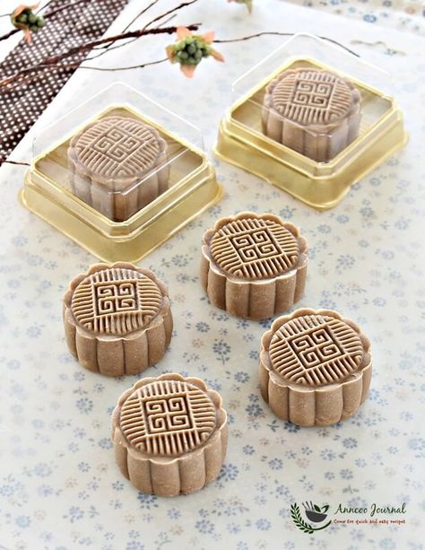 Coffee Snowskin Mooncakes Vegan Mooncakes, Chocolate Mooncakes, Spiral Cake, Snowskin Mooncake, Leftover Coffee, Chinese Moon Cake, Mooncake Recipe, Cake Festival, Mooncake Festival