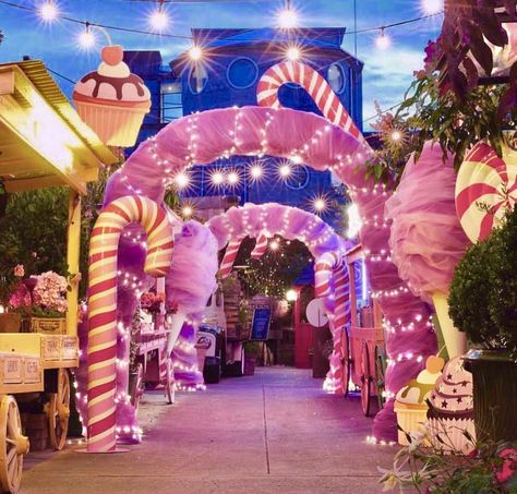 Candyland Winter Wonderland, Christmas In Candyland, Candy Castle Decorations, Christmas Outdoor Candyland, Christmas Floats Parade Ideas Candy Land, Candy Land Entrance, Candy Land Theme Christmas Office, Candy Land Aesthetic, Candyland Nutcracker Christmas