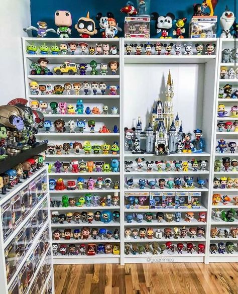 Funko Display Ideas, Funko Pop Display Ideas, Funko Pop Shelves, Casa Disney, Игрушки Funko Pop, Funko Pop Display, Deco Disney, Disney Room Decor, Funko Pop Dolls