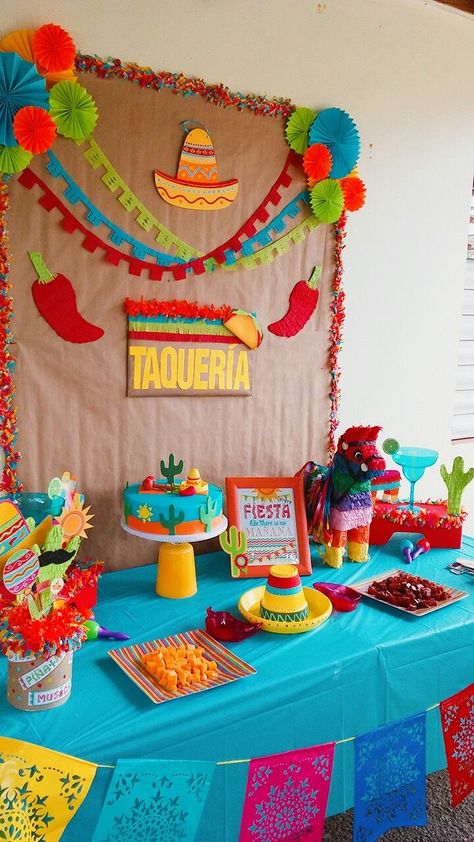 Decoration Mexican Party, Ideas For Mexican Theme Party, Mexican Birthday Decor, Easy Fiesta Decorations, Mexico Party Ideas, Taco Bout Birthday Party, Mexico Decorations Party, Dos Birthday Party Fiesta, Mexican Diy Decorations