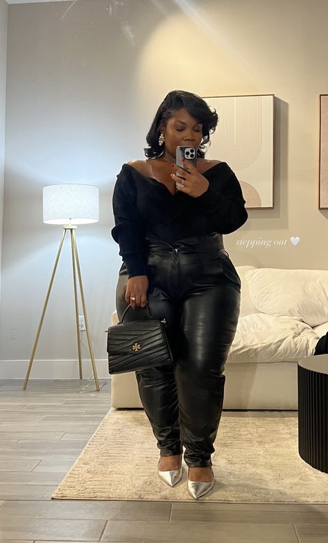 Black And Gold Plus Size Outfit Ideas, Black And Gold Outfit Classy, Plus Size Outfits Black, Plus Size Outfits Black Women, Dinner Outfits Black, Black And Gold Outfit, Plus Size Baddies, Bday Dinner, Outfits Black Women