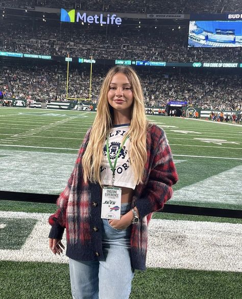 Monday Night Football, Madelyn Cline, Fitted Cardigan, Monday Night, Celebrity Outfits, Cute Fits, Womens Cardigan, Role Models, Pretty Woman