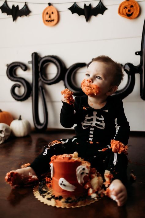 Halloween Photoshoot Birthday, 1 Birthday Halloween Theme, Cake Smash Photos Halloween, Spooky One First Birthday Pictures, Halloween 1st Bday Party Ideas, Spooky One Birthday Photoshoot, Boo Smash Cake, Halloween 2 Year Birthday, First Birthday Spooky Theme