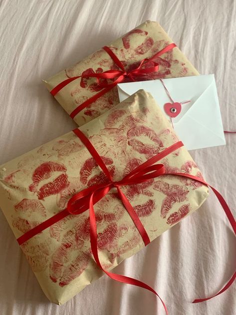 Diy Gift Boyfriend, Wrapping Paper Ideas, Aesthetic Lipstick, Creative Aesthetic, Bf Gifts, Cute Couple Gifts, Creative Gifts For Boyfriend, Diy Gifts For Him