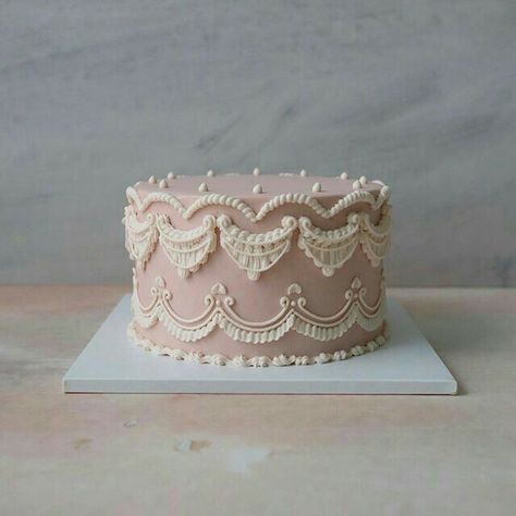 Classic Cake Designs, Doctor Cake, Bolo Vintage, Vintage Sweets, Vintage Birthday Cakes, Light Cakes, Cake Decorating Piping, Pretty Dessert, Classic Cake