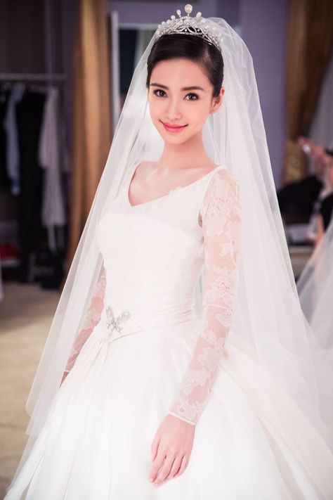 Angelababy's wedding dress was designed by Dior Angelababy Wedding, Dior Bridal, Dior Wedding Dresses, Dior Gown, Asian Bridal Makeup, Angela Baby, Chinese Wedding Dress, Kim And Kanye, Weddings By Color