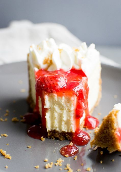 Cheesecake with Strawberry Sauce Strawberry Cheesecake Recipes, Baked Brisket, Making Whipped Cream, Strawberry Sauce, Strawberry Cheesecake, Trifle, Classic Food, Pavlova, Something Sweet